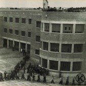 Desfile de presos ante las autoridades el día de la inauguración de la cárcel de Carabanchel (22 de junio de 1944)
