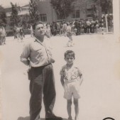 6. Jenaro Barciela con su hijo Carlos en el campo de balonmano de la Escuela de Formación Profesional de Automovilismo. Un partido contra el Atlético de Madrid (años 50)